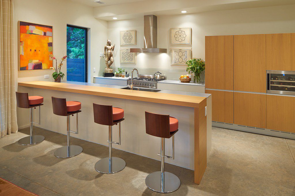the clean lines in the kitchen design take their cues from the home’s architect, david Wanzer.  Photo by David Cobb. 