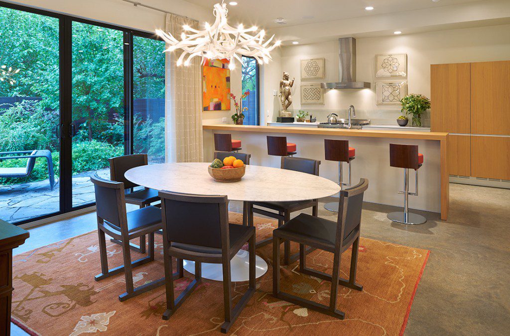The white chandelier over the dining table continues the modern aesthetic. Photo by David Cobb.