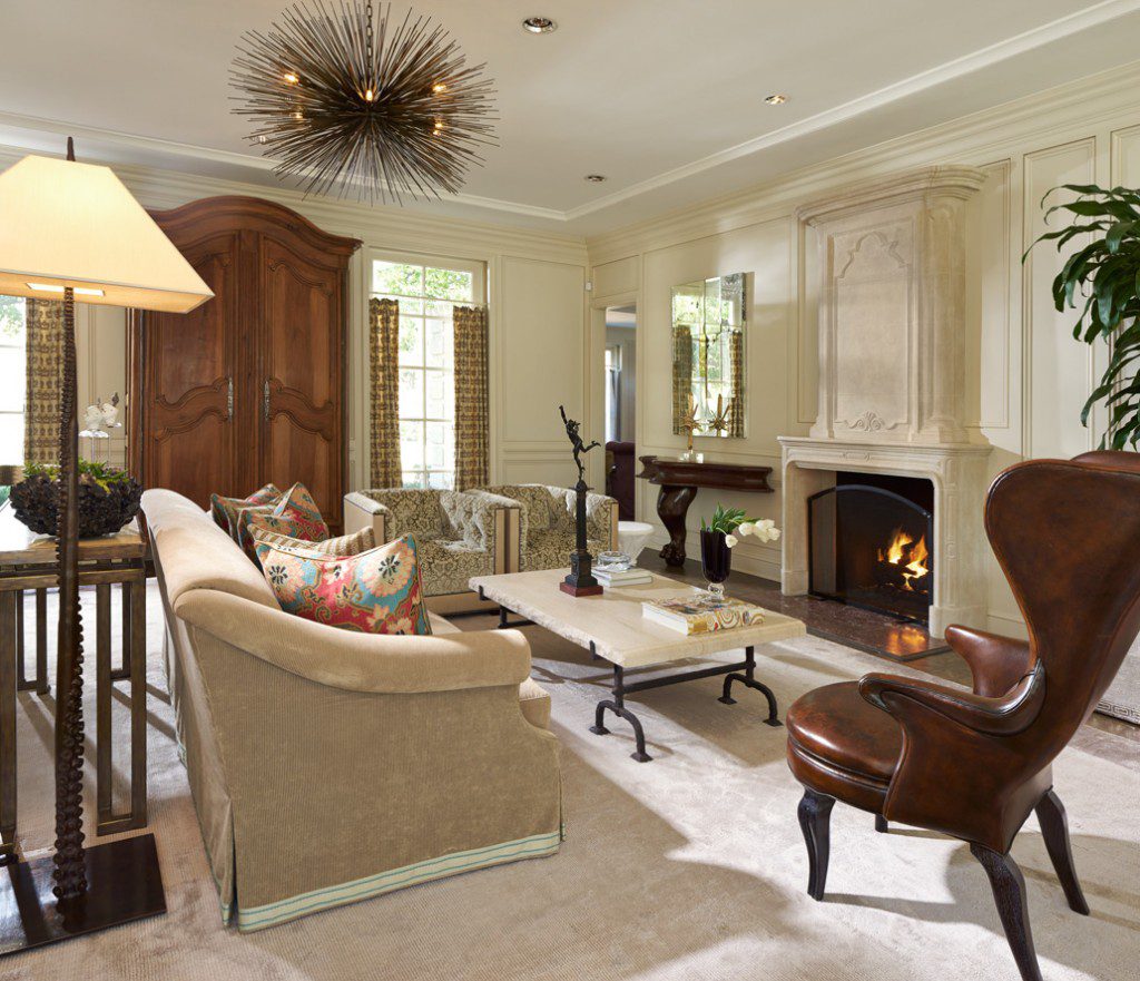 The living area of this heirloom home is a mixture of old and new furnishings and finishings. Left: The focal point of the home’s entry is the chandelier, designed by Baran Baylar and composed of highly polished, nickel-plated chains. Photo by David Cobb