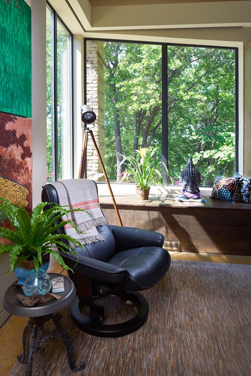 Pops of color in art and artifact throughout the home showcase Roth’s personality and taste.