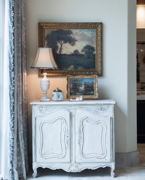  Interior designer Susan Arnold worked with the homeowners to select furnishings and art for the house.