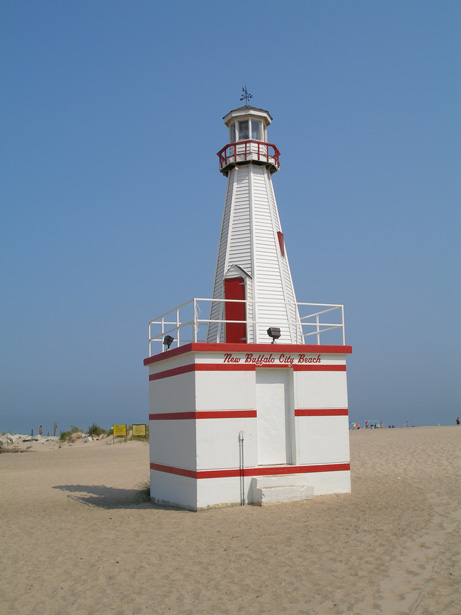 A small lighthouse marks the entrance to the New Buffalo Public Beach.