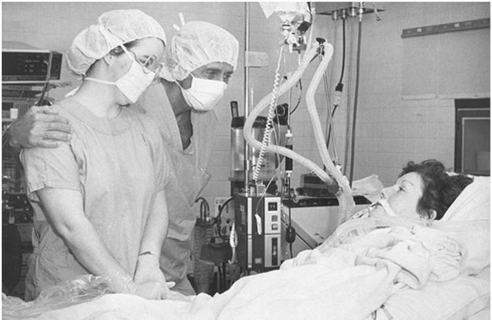 Zuhdi, center, visits Nancy Rogers, the first heart transplant patient in Oklahoma, along with Rogers’ daughter, left. Photo courtesy INTEGRIS. 