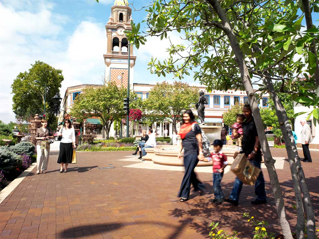 Country Club Plaza will have Christmas lights on display until mid-january. Photo courtesy Visit KC