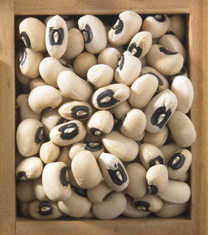 top view of black eyed peas in a wooden container